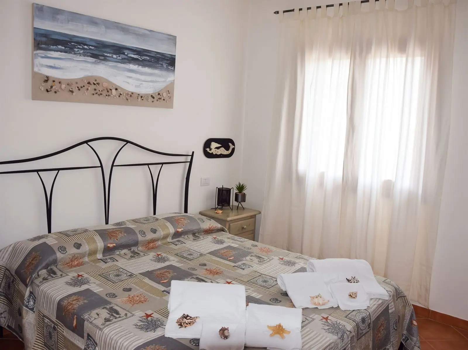 Camera matrimoniale con testiera in ferro, La Casa in Sardegna