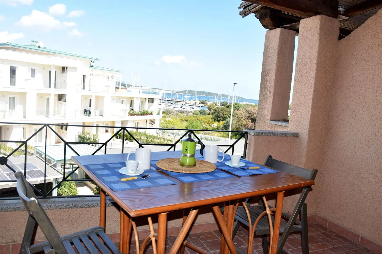 Balcone con tavolo e vista sul porto turistico, La Casa del Mare