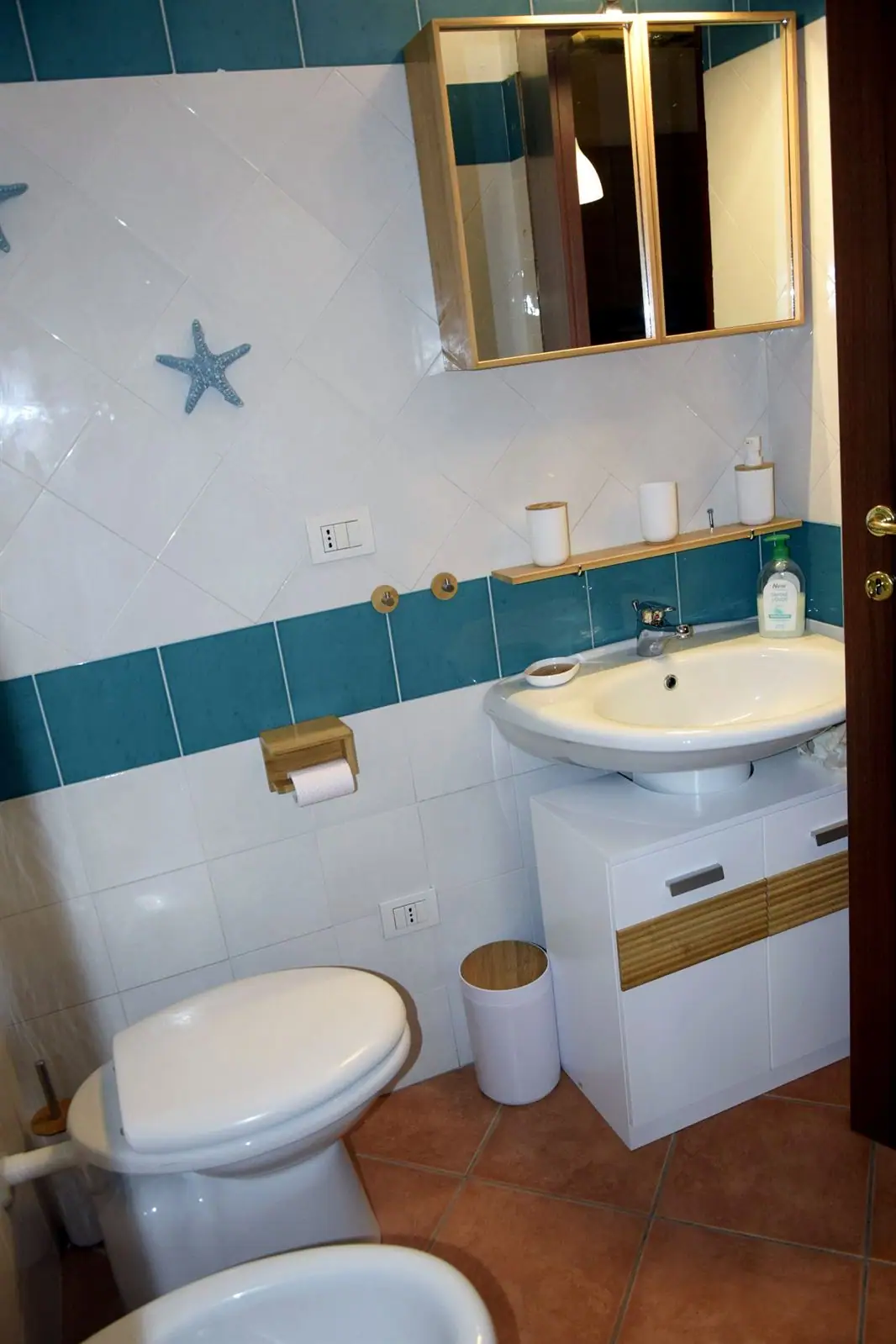 Bagno con lavabo e mobile a specchio