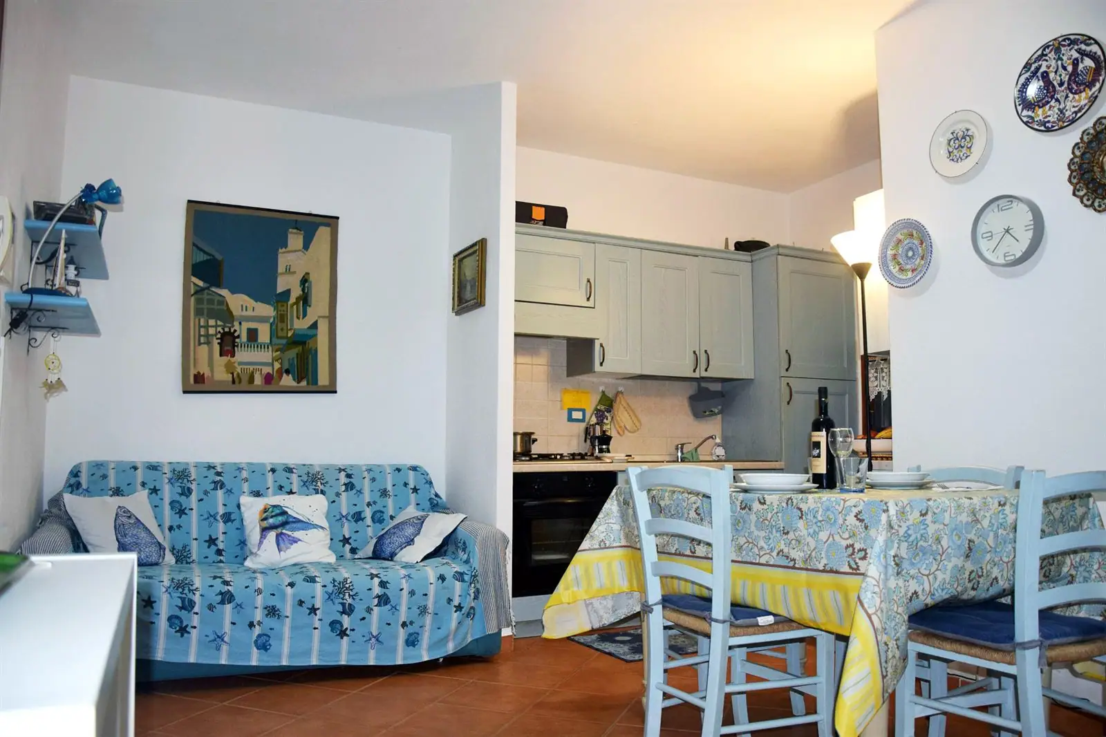 Soggiorno con divano e cucina, La Casa di Giusy