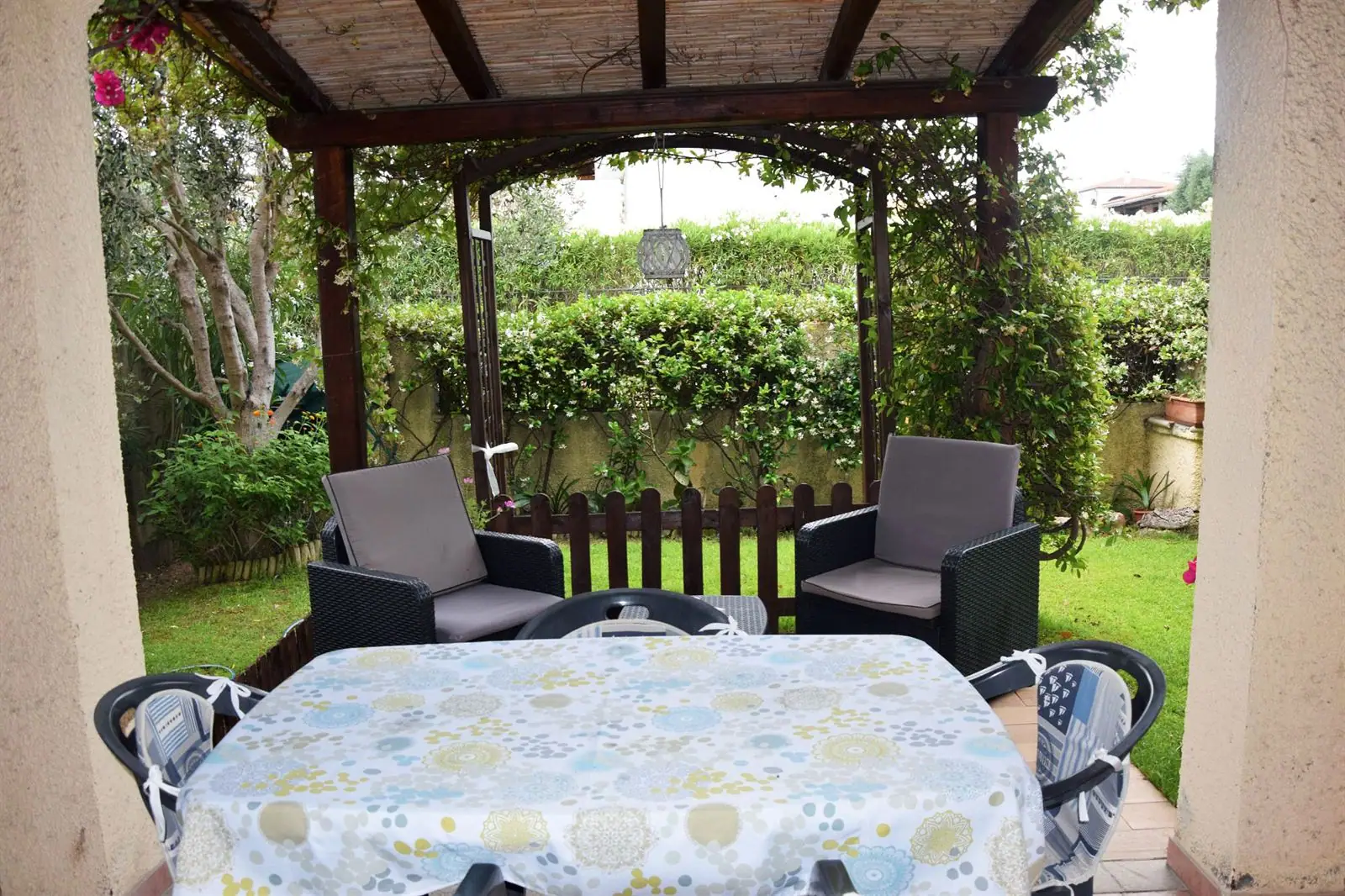 Pergola avec salon de jardin vue depuis la véranda