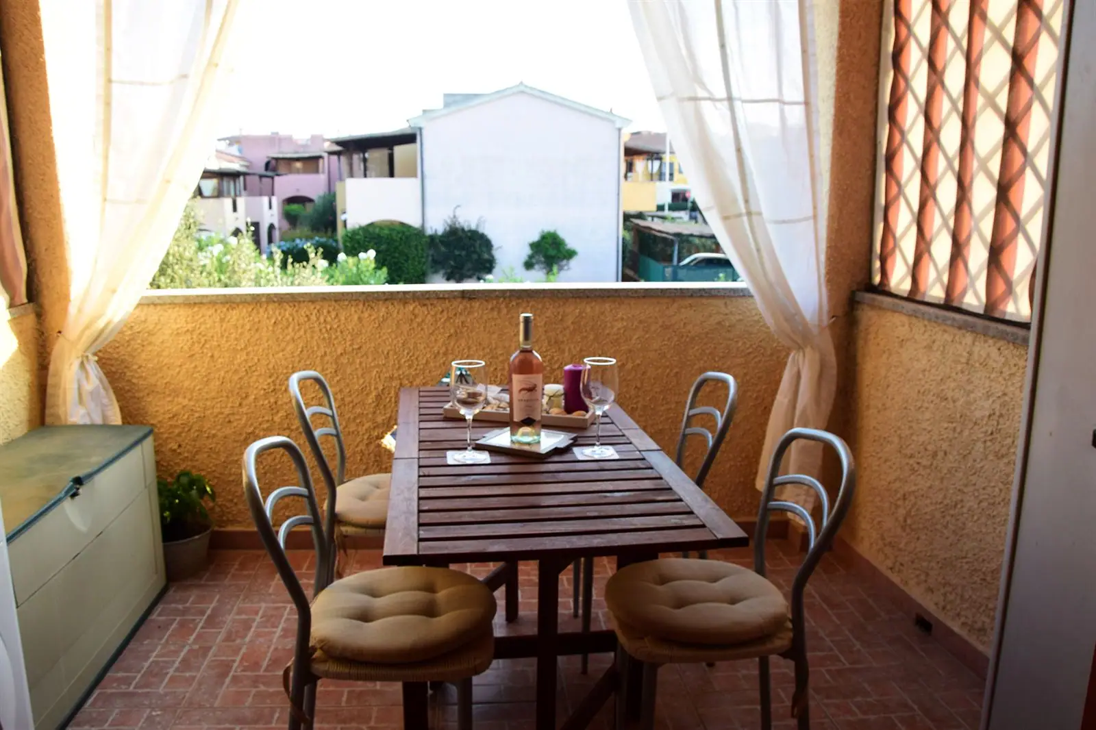 Balcone privato coperto con tavolo da pranzo, Il Golfo di Olbia