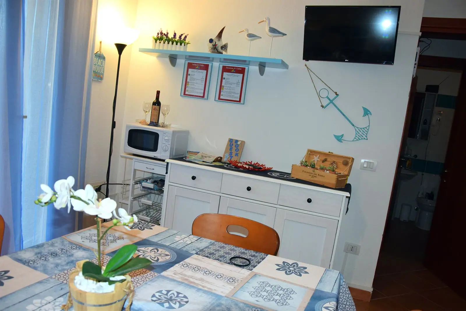 Zona pranzo con tavolo, credenza e TV, Il Mare di Olbia