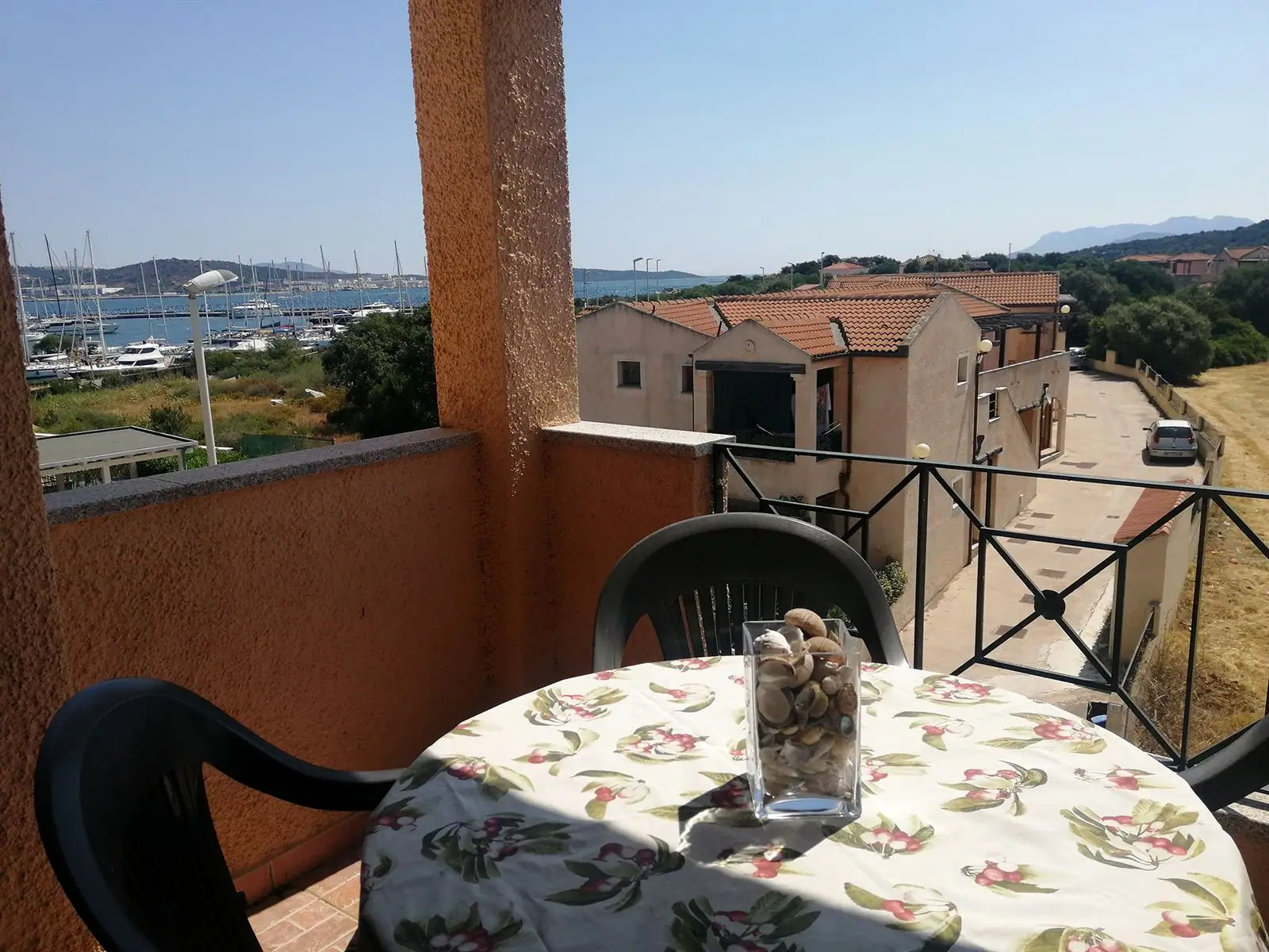Balcone privato con vista sul porto turistico, Lo Sguardo sul Mare