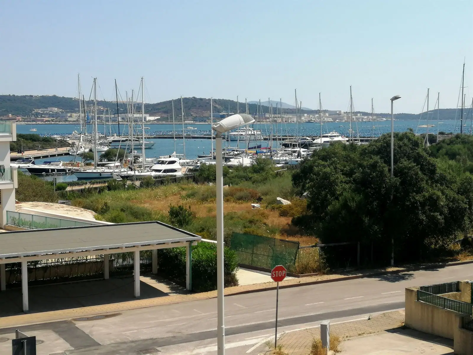 Vue sur le port de plaisance et le golfe